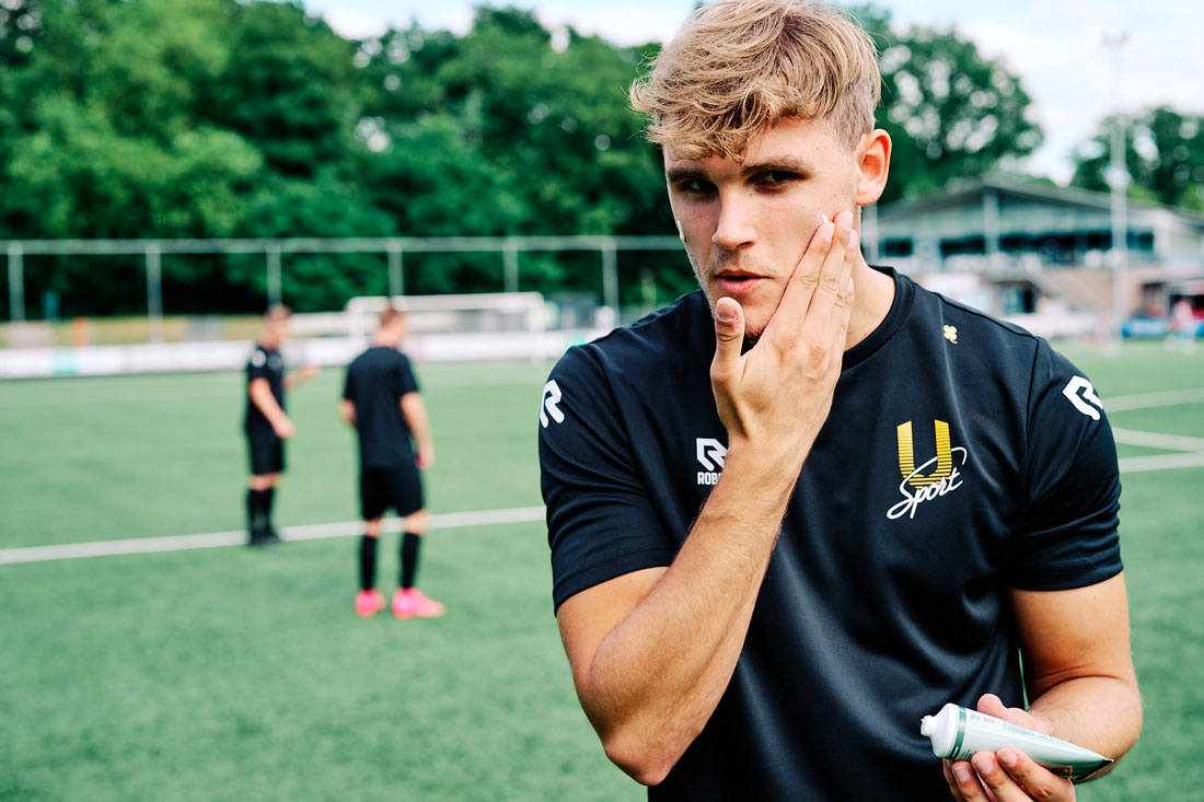 voetballer-smeer-zonnebrand-op-zijn-gezicht