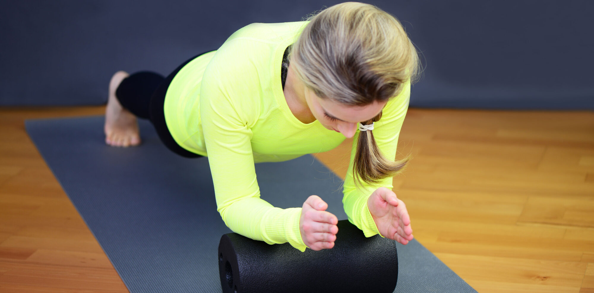 vrouw-foamroller-planking