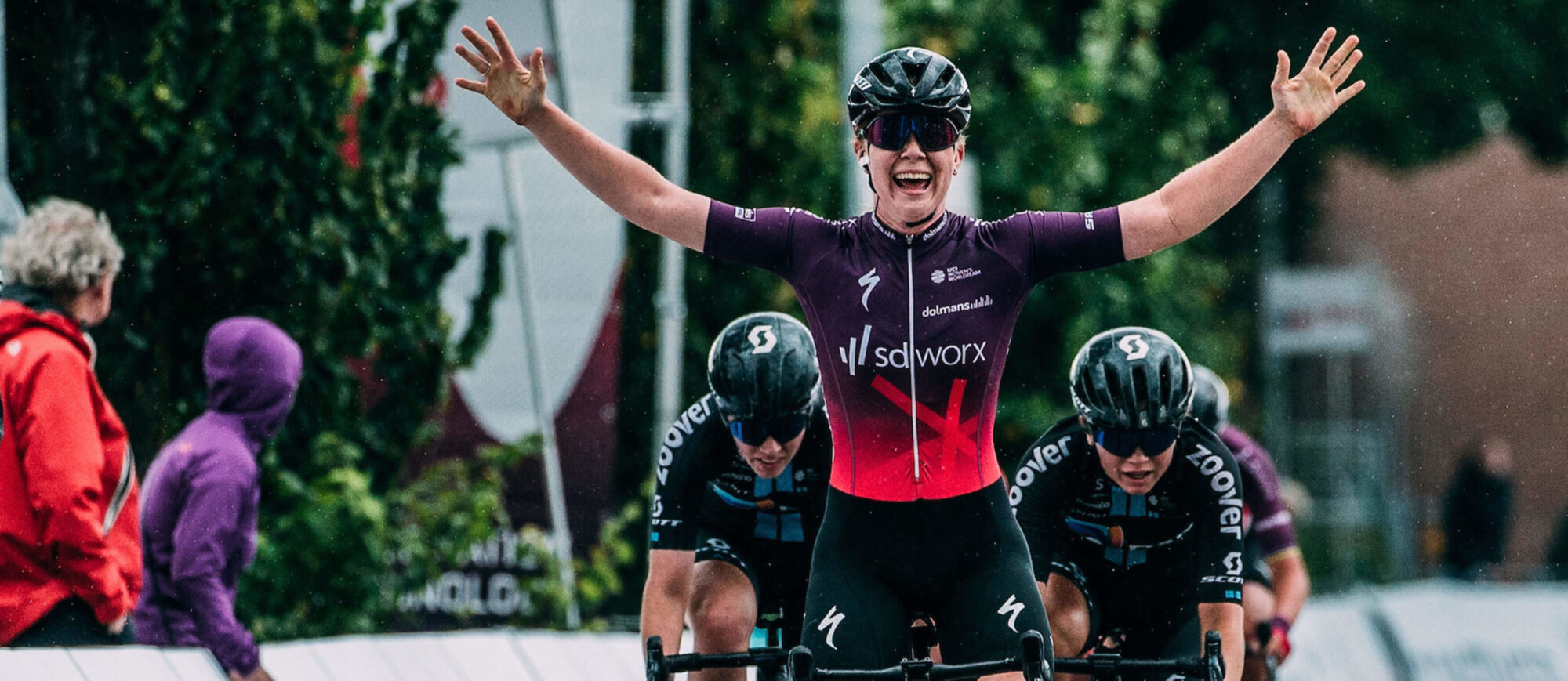 lonneke-uneken-finish-vrouwen-wielrennen