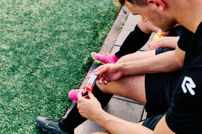 Voetballer-heeft-Energy-Cubes-in-de-hand