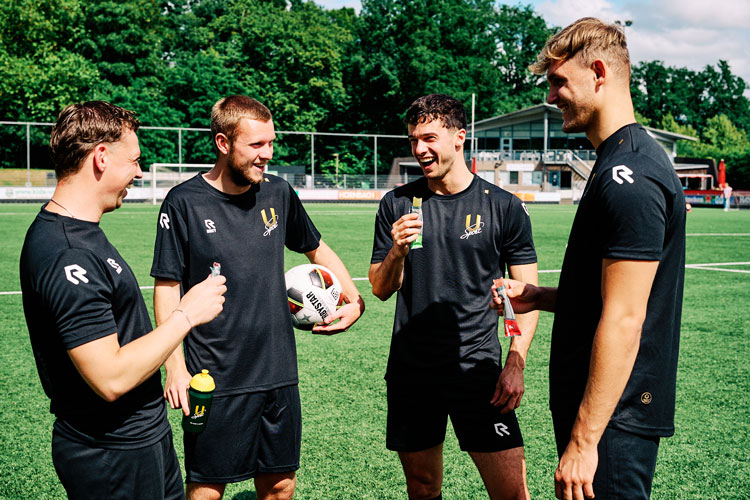 Voetballers-genieten-van-Energy-Cubes