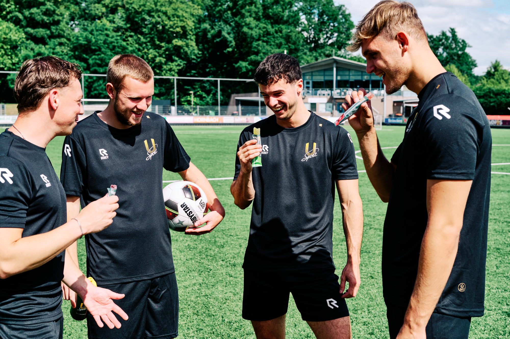 Voetballers-genieten-van-Energy-Cubes-Football