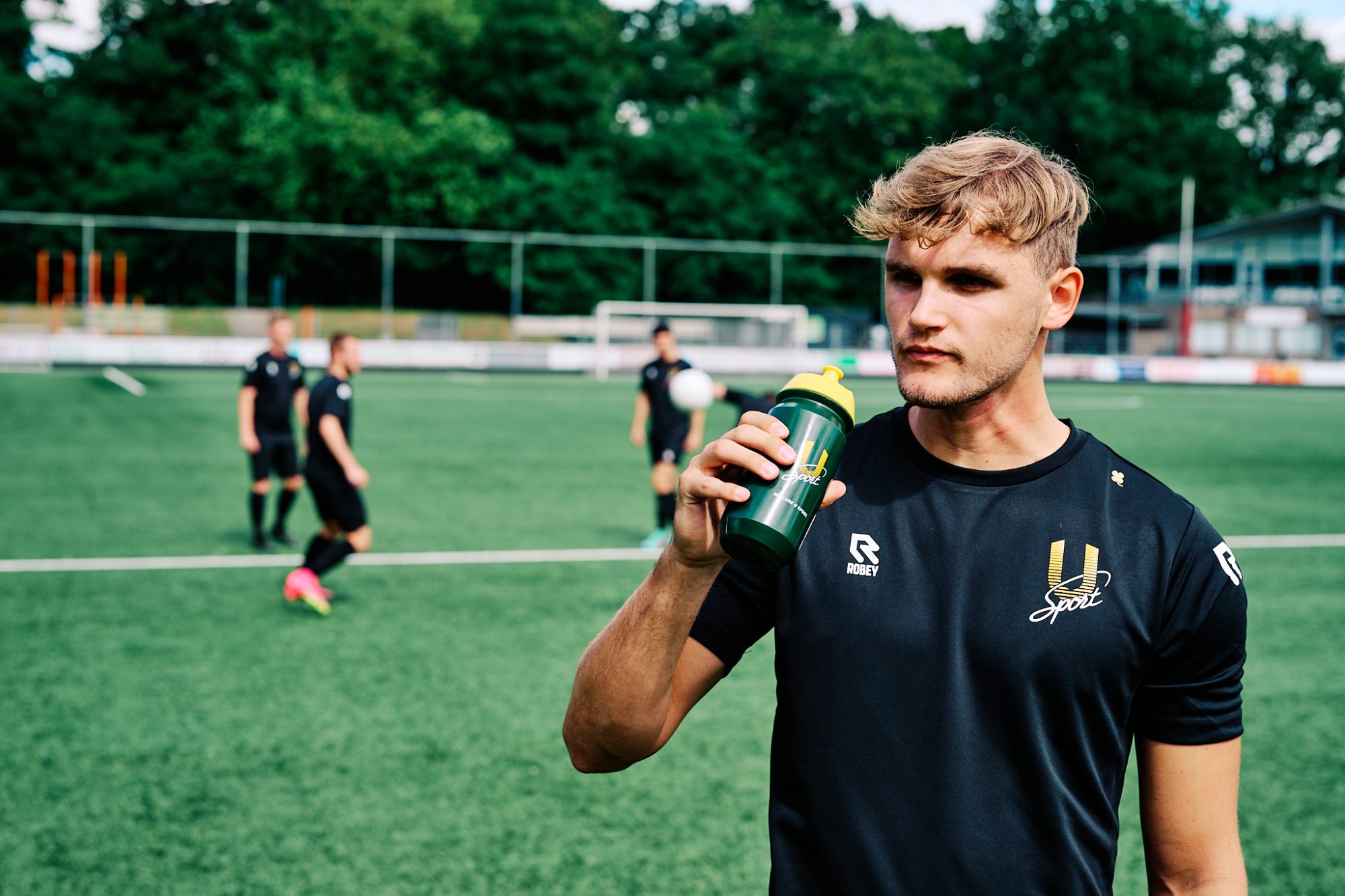 Voetbal-drinken-bidon-herstellen-na-voetbalwedstrijd