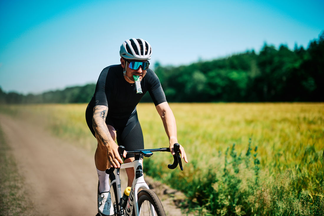 Fietser-eet-energy-cubes-onderweg