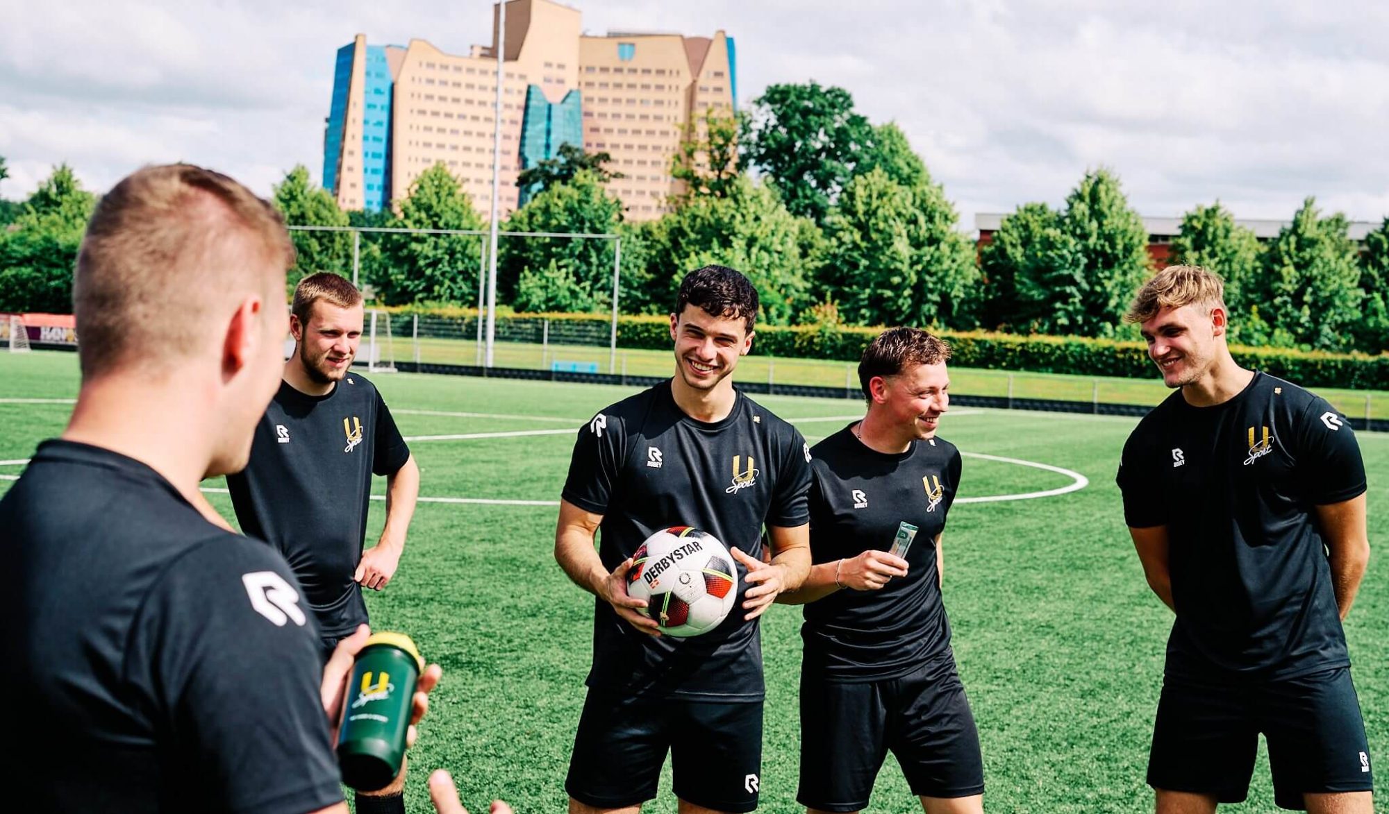 voetballers-lachen-met-teamgenoten