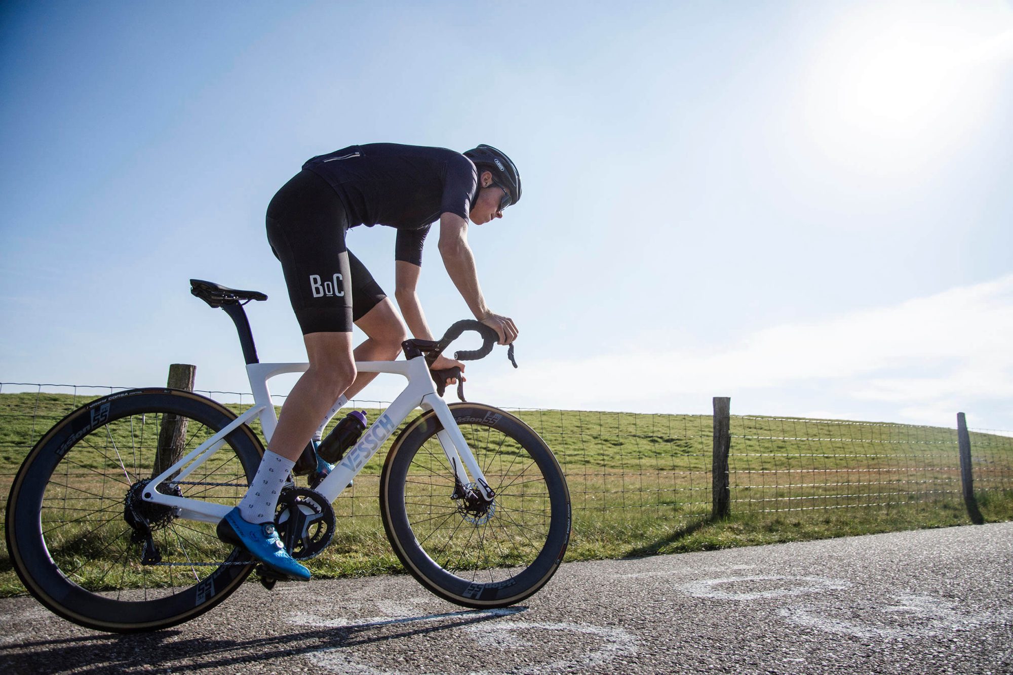 voorbereiding wielerseizoen, fietser heuvel op aan het fietsen